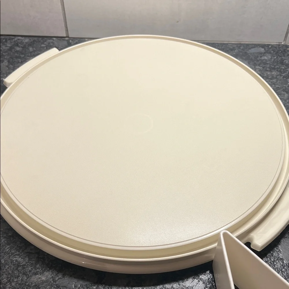 Vintage Tupperware White Cake Carrier with free Tupperware cake cutter included